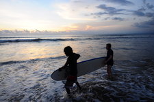 库塔位于岛南端是巴厘岛最热闹的沙滩，以冲浪和夜生活闻名。这里的海滩平坦，海浪较大，是玩冲浪和滑板的乐园，沙滩到处都是冲浪板出租和冲浪教练