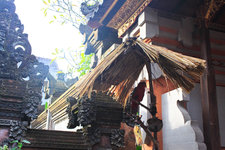 乌布位于巴厘岛的中南部，是一个远离海滩的中心小镇，是巴厘岛文化和艺术中心，蜚声世界的艺术村，乌布镇四周被稻田包围，安静的田园风光和无处不