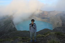 Flores岛上的三色湖位于kelimutu的三个火山口中，是一处非常奇特的景观。