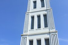 武吉丁宜的钟楼Jam Gadang在市中心，是城里的地标建筑。