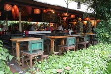 这是一家综合西餐厅，经营各国美食。 地址： Monkey Forest Street, Ubud