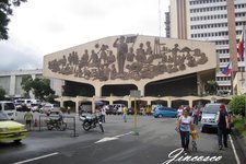 奎松是大马尼拉的一个市，位于马尼拉东北，是为纪念菲律宾自治时期的总统奎松规划兴建并以他的名字命名的，曾一度被定为菲律宾的首都。 到达方式：