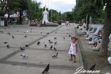 位于塔比拉兰市中心，广场中央有一座黎刹塑像，还有保和省出生的菲律宾共和国第四任总统加西亚塑像。