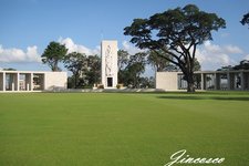 美军纪念公墓位于菲律宾马尼拉东南郊的波尼法西堡，共有17206名在二战中殉难的美军及盟军官兵安葬于此。墓园中央有纪念碑，外围有马蹄形幕廊，上面