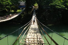 在河上有2座吊桥，可以从一座走过去另一座回来。 桥的另一边有卖纪念品。 门票： 20p 到达方式： 包车前往 地址： 菲律宾保和省