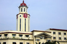 市政厅是马尼拉最有代表性的地标建筑之一，由一个六边形的塔楼和一长排的低矮建筑组成。当初，由于外形颇似棺材而且塔楼位置怪异而被诟病。但如今