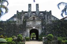 圣佩特罗堡位于港口旁边，与马尼拉的圣地亚哥城堡并称为菲律宾最古老的城堡，是西班牙侵略军最初抵达菲律宾，为防御菲律宾南部穆斯林人的进攻而建