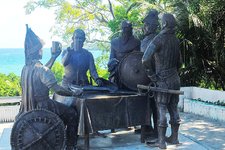 纪念碑是为了纪念当年麦哲伦及其部下们到菲律宾发展而修造的。这座纪念碑也被菲律宾当过视为该国第一个与西方人签订的友好协定 门票： 免费。 到达
