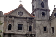 这座教堂建于1599年，是菲律宾历史最悠久的石头建筑，内部有一个博物馆，收藏了许多教会的历史文物，在教堂内部有很多珍贵的油画，描绘了神秘的宗教