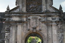 圣地亚哥古堡原为古代的皇城，是由木制栅栏围成的城寨。1590年，西班牙总督用火山石蘸鸭蛋清将其砌成一座石城，到了后来成为用于囚禁和处决重要政治