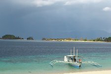 岛上主要是双岛一日游吃饭的地方，并且这里对出的海域很多珊瑚和不同种类的鱼。最特别就是有直径超过30厘米大贝壳，船夫还会抓上来给整船人分享的