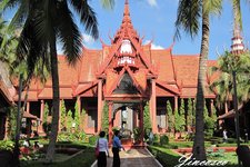 经典的高棉建筑，整体呈红色，很值得拍摄。馆里陈列着吴哥时期 的艺术珍品，吴哥窟被法国探险家发现后，很多珍品转移到这里接 受保护并展出。 门票