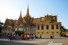 王宫是国王居住的地方，建筑金碧辉煌，很像泰国的王宫，主要的参观场所是加冕厅和银殿。加冕厅是举行加冕仪式和王室重要活动的场所。银殿在王宫旁