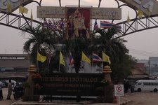 靠近泰国——柬埔寨边境过境口亚兰的波贝是一个赌场聚集城市，众多赌场建于两国移民局中间地带，这样可以在通关之前玩上一把。但不管怎样，柬埔寨