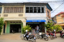 Epic Arts Café几乎是小镇上唯一的咖啡馆，由一些残疾人士经营，是英国Epic Arts机构与2006年在贡布创建的分机构，该机构在中国、柬埔寨首都金边等地都有分