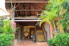 Rikitikitavi餐厅是贡布非常有名的餐馆兼酒店，名字源于英国作家拉迪亚德·吉卜林的著作《丛林故事》。主营世界菜系和亚洲菜，比较特色的有胡椒鸡、卷