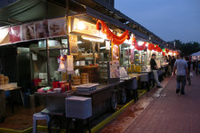 为食，在广东话里是贪吃的意思。这是一条夜间的美食街，有30多档的档口，营业时间从傍晚一直到深夜。不比阿罗街的热闹，但是这边是当地人喜欢去的