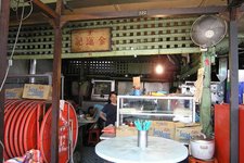 王金莲记是一家营业超过70年的老字号，创始人王金莲由福建来到马来西亚，成为当地首个做炒面的人，出名的是福建面、肉羹汤滑蛋鸳鸯。原来这只是一