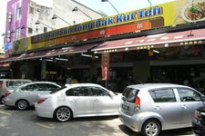 市中心的新峰是当地吃肉骨茶名店，每天早上5点开铺便挤满客人，很多香港和台湾明星都曾慕名而来，一品美味。 到达方式： 乘坐LRT绿线到Bukit Bintang站，