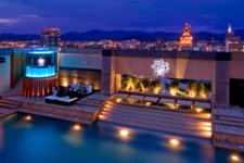 Luna位于33楼，除了拥有一个浪漫的泳池，还可以360度看到视野开阔的城市景观，包括双峰塔。 人均消费： 分均30-50林吉 到达方式： 乘坐LRT绿线到Bukit Nan