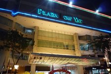 这是吉隆坡最大的电子商品的购物商场，周围有咖啡厅、餐厅等，爱好电子产品的一定不能错过，购物和吃饭都能解决。商场算上地下的楼层总共有七层，