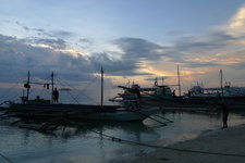 有菲律宾国内航班固定往返于马尼拉和宿雾。从马尼拉出发飞行时长约50分钟。机场距离长滩岛很近，下飞机后坐车5分钟或步行约10分钟就可到达卡提克兰码头(Caticlan Jetty Port)，再从这里乘船前往长滩岛。