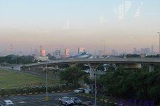 马尼拉国际机场(Manila Ninoy Aquino International Airport)(NAIA)位于马尼拉市南郊，距市中心约10公里。 菲律宾航空公司和主要外国航空公司均提供菲律宾到世界主要国家、地区和城市的航线。