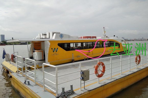 西贡水上巴士遊内河，船票为1万5000越南元，70岁以上可免费乘搭