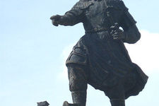 陈国峻雕像Trần Quốc Tuấn Statue