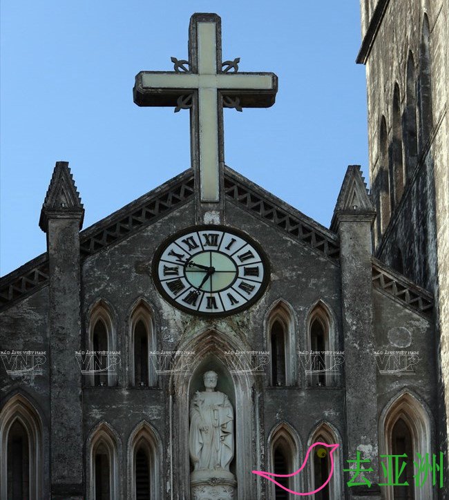石制十字架下的钟表是教堂建筑风格的亮点。