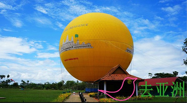 在吴哥窟的上空乘着热气球鸟瞰古高棉雄伟壮丽的建筑奇观