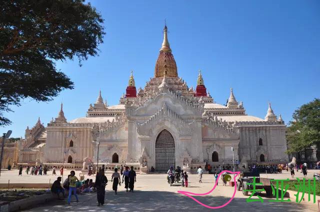 阿南寺中心区域矗立着四尊9米高的佛陀立像，分别朝向不同的方位