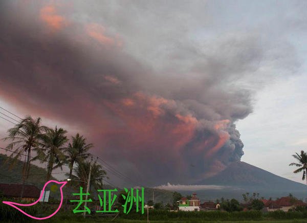 印尼将峇厘岛火山喷发预警提升至最高级别，附近部分旅游景点已经受到火山灰影响，当地国际机场临时关闭。